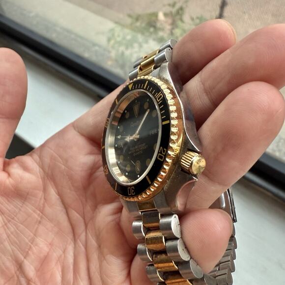 Vintage Armitron Pro All Sport Two-Tone Diver Black Dial Y143A Turtle Case Watch - Picture 2 of 9